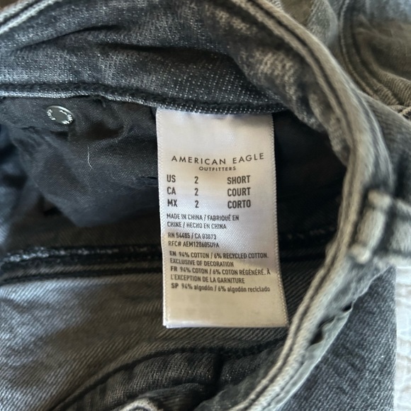American Eagle high-waisted ripped mom jeans (SIZE 2 SHORT) - Picture 2 of 5
